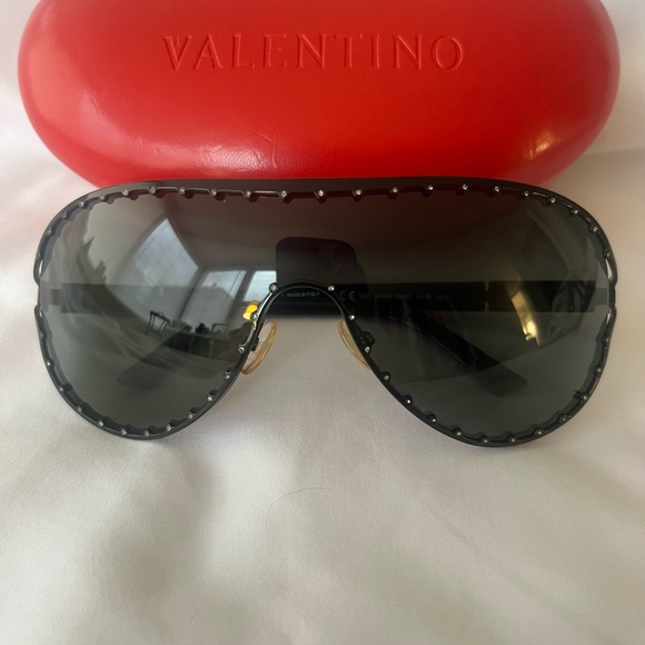 AUTHENTIC VALENTINO Black STUDDED W RHINESTONE SIDES. W case, worn once - Picture 2 of 10